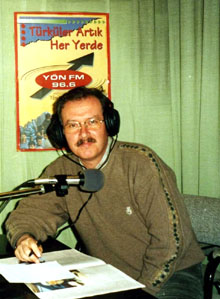 Program yayna getii srada yapmclarsan Mustafa Stla mikrofon banda, yaynda (1998)