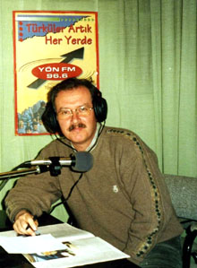 Program yayına geçtiği sırada yapımcılarsan Mustafa Sütlaş mikrofon başında, yayında (1998)